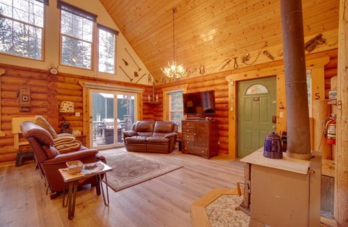 Wagon Wheel House | Donnelly Cabin w/Private Deck: Near Lake Cascade!