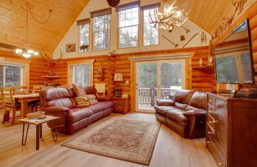 Wagon Wheel House | Donnelly Cabin w/Private Deck: Near Lake Cascade!
