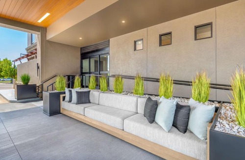 Belcaro Hotel | DoubleTree by Hilton Denver Cherry Creek, CO
