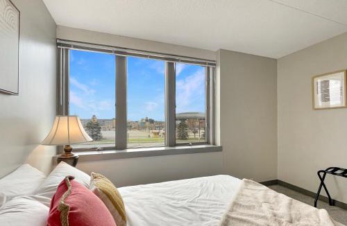 Downtown Des Moines Apartment | Downtown 1BR by Steps from Wells FREE PARKING