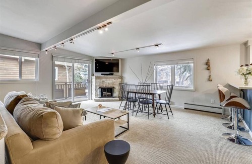 Downtown Condo | Downtown Aspen 3BR steps to lift - Free Airport Transfer!