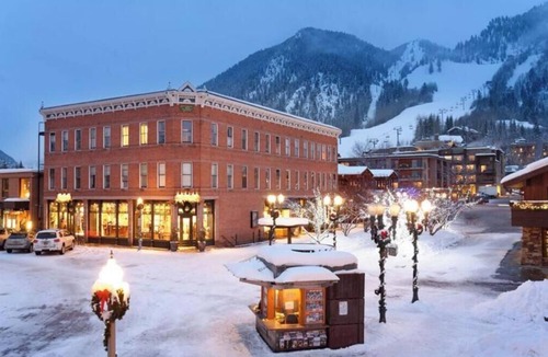 Downtown Condo | Downtown Aspen 3BR steps to lift - Free Airport Transfer!