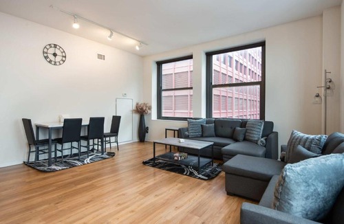 The Loop Apartment | Downtown Chicago Stay with Free In & Out Parking 1