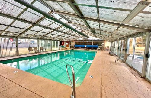 Bend House | Downtown Corner Studio with 270-degree Riverview