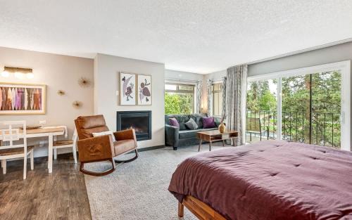 Bend House | Downtown Corner Studio with 270-degree Riverview