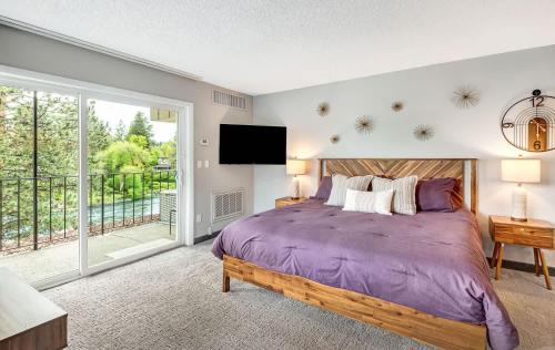 Bend House | Downtown Corner Studio with 270-degree Riverview