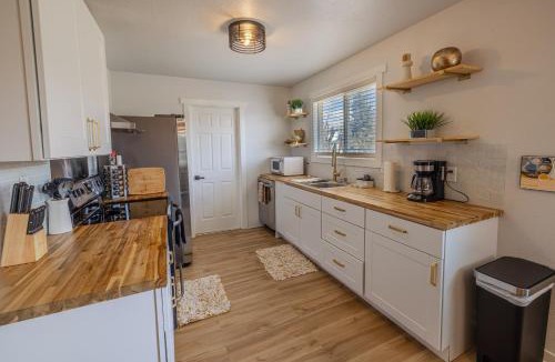 Casper Apartment | Downtown Forest Retreat