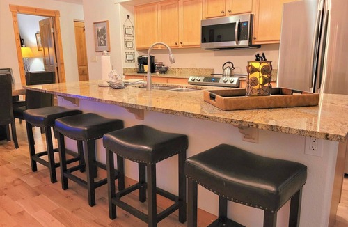 Downtown Steamboat Springs Condo | Downtown Fun! A/C shufflebrd Pacman, Steps Fm SkiBus, DogOK, walk to Yampa River