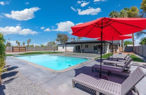 Camelback East House | Downtown Phoenix Pool Pickleball Mini Putt Home AZ
