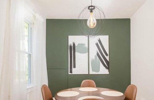 Appleton House | Downtown Walkable - 2 bed 1 bath King Bed