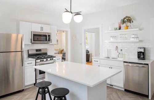 Appleton House | Downtown Walkable - 2 bed 1 bath King Bed