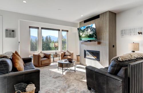 Winter Park House | Downtown WP Chalet 411 I Private Hot Tub I Great Views I Activity Program