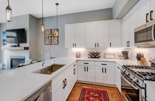 Winter Park House | Downtown WP Loft 10 I Huge Hot Tub I Great Views I Activity Program