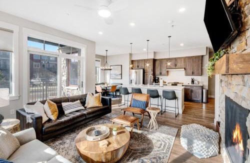 Winter Park House | Downtown WP Loft 101 I Large Hot Tub I Great Views I Activity Program