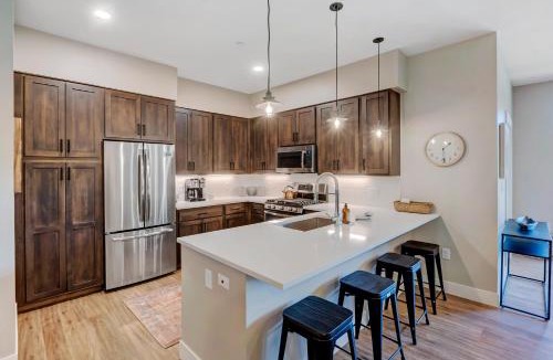 Winter Park House | Downtown WP Loft 305 I Huge Hot Tub I Great Views I Activity Program