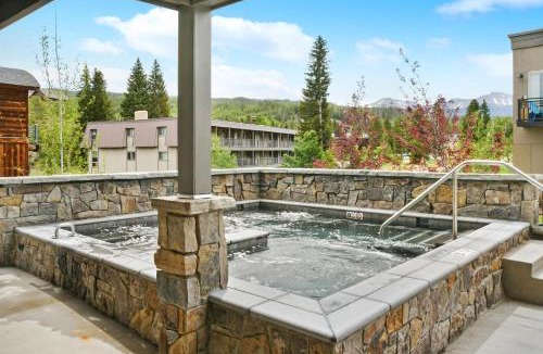 Winter Park House | Downtown WP Loft 305 I Huge Hot Tub I Great Views I Activity Program