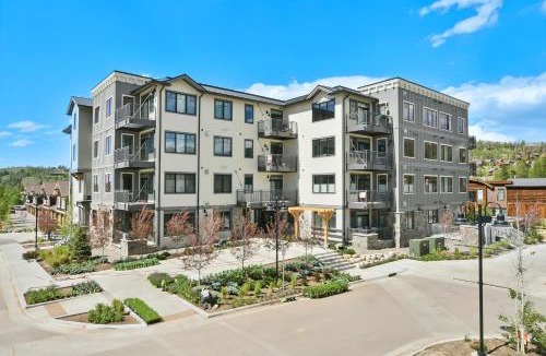 Winter Park House | Downtown WP Loft 307 I Huge Hot Tub I Great Views I Activity Program