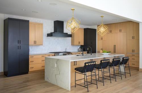 Fraser House | Downtown WP Luxury Home 305 I Private Hot Tub I Great Views I Activity Program