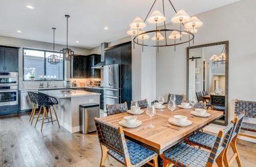 Winter Park House | Downtown WP Venue Loft 96 I Rooftop Hot Tub I Great Views I Activity Program