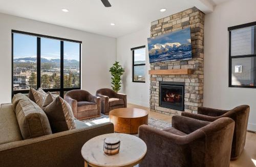 Winter Park House | Downtown WP Villa 165 I Private Hot Tub I Great Views I Bunk Room I Activity Program