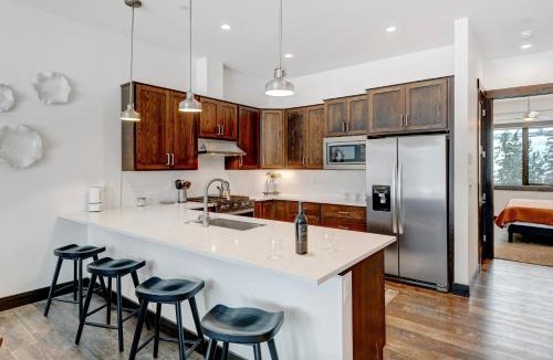 Grand Park House | Downtown WP Villa 38 I Private Hot Tub I Great Views I Activity Program