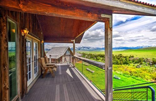 Shining Mountains Apartment | 'Dreamswest' Ennis Studio w/Deck & Stunning Views