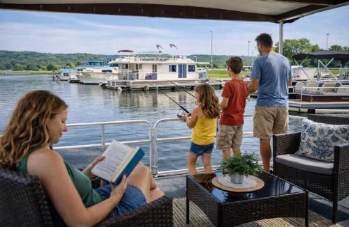 Sabula Boat Rental | Driftwood Cozy Houseboat on the Water for 2