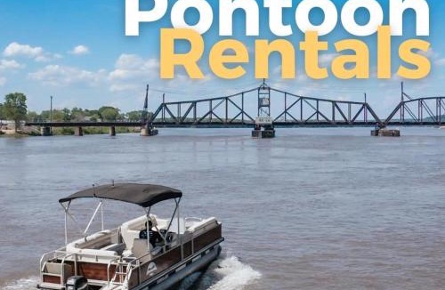 Sabula Boat Rental | Driftwood Cozy Houseboat on the Water for 2