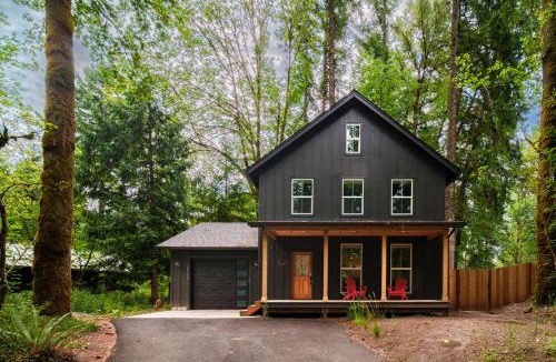 Mount Hood Village House | Duo Homes Upscale, 2 Hot Tubs, Creekside Deck