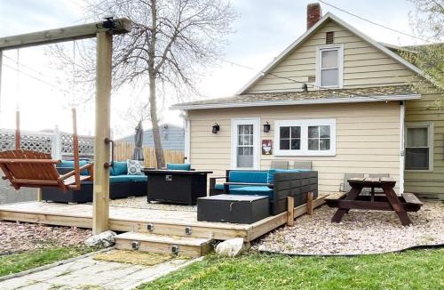 Custer House | Dwntwn Custer Farmhouse on Main St with Hot Tub