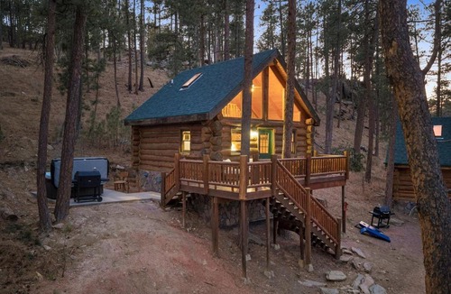 Rapid City House | Eagle Cliff Retreat- Hot Tub Log House Retreat