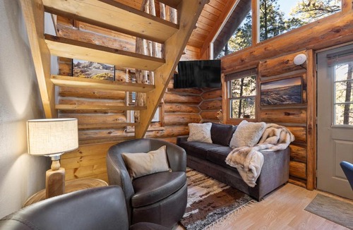 Rapid City House | Eagle Cliff Retreat- Hot Tub Log House Retreat