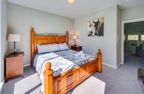 Redmond House | Eagle Crest Retreat: Creekside Townhome w/Hot Tub