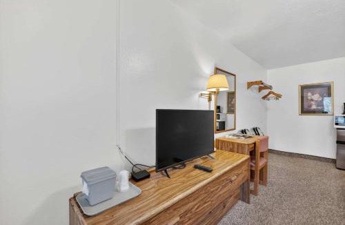Manitou Springs House | Eagle Motel Suite 108