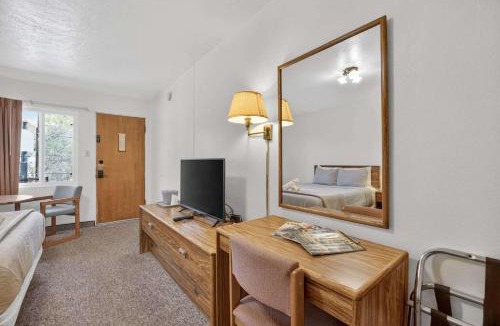 Manitou Springs House | Eagle Motel Suite 108