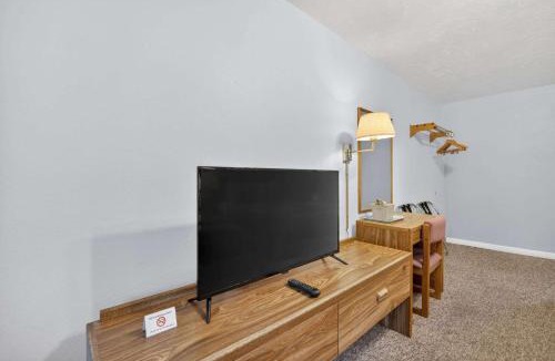 Manitou Springs House | Eagle Motel Suite 115