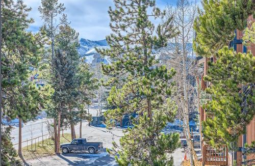 Four O'Clock House | Eagle on Skis -Cozy 3 BDR Home Walk to Ski Lifts