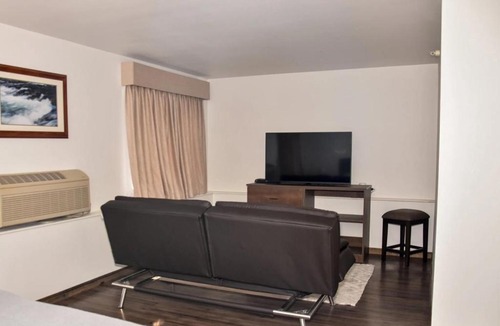 Ashton Hotel | Eagle Peak Lodge & Cabins