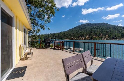 Bass Lake House | Eagles Nest at Bass Lake near Yosemite with Boat Dock