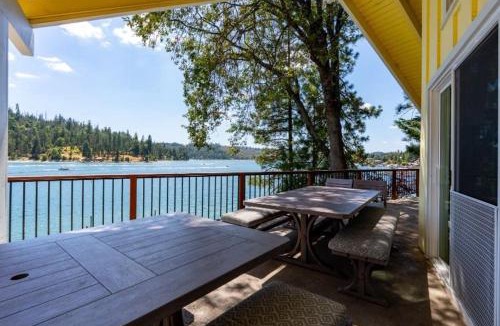Bass Lake House | Eagles Nest at Bass Lake near Yosemite with Boat Dock