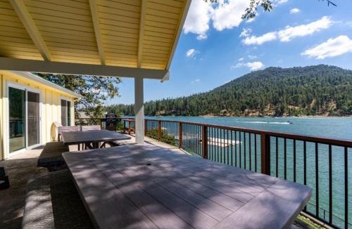 Bass Lake House | Eagles Nest at Bass Lake near Yosemite with Boat Dock