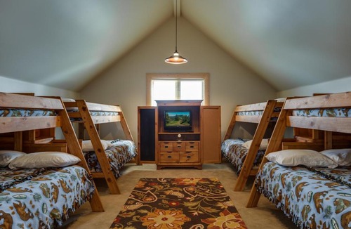 Island Park House | Eagles Perch by KABINO IP Village Garage Theatre Room Game Cube Satellite WiFi