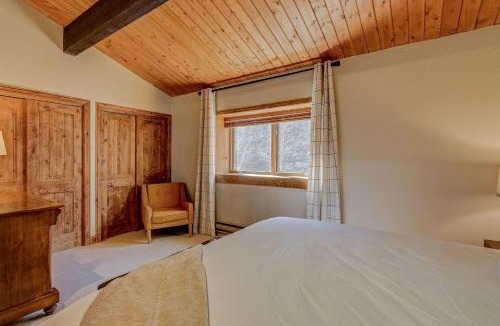 Eagle-Vail House | EagleVail Getaway -Ski Golf and Relax in Hot Tub