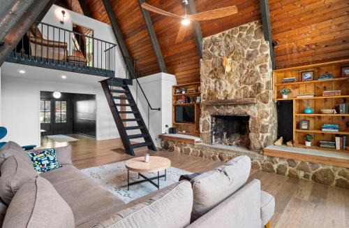 Townley House | Echo Point - Pet-Friendly! Cozy Cabin Located Near Duncan Bridge Marina!