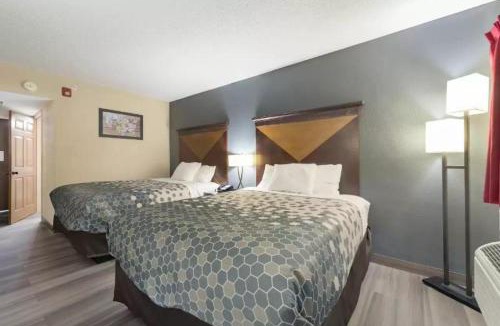 Mason City Hotel | Econo Lodge Inn & Suites Mason City - Clear Lake
