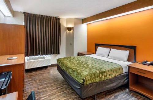 Briargate Cabin | Econo Lodge North Academy