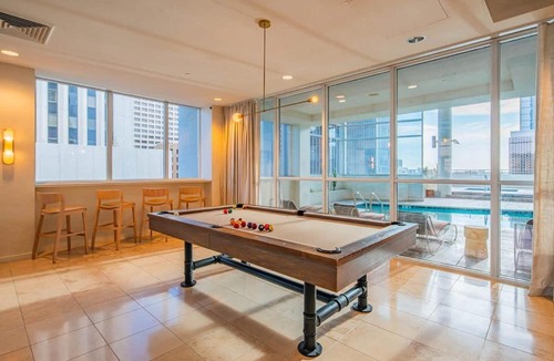Downtown Phoenix Apartment | Elegant 28th Floor High Rise, Gym, Parking, Pool, Golf