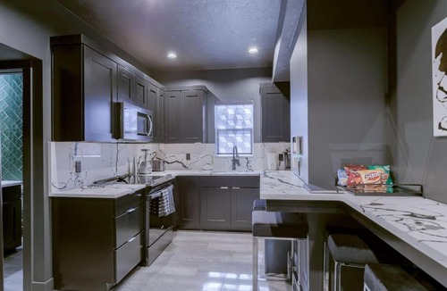 Lincoln House | Elegant Black Modern