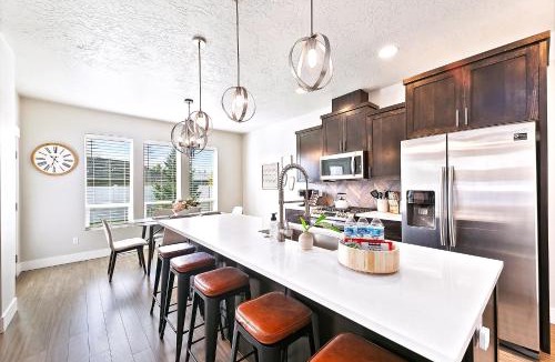 Meridian House | Elegant & Private 3BD 2BA Retreat near The Village at Meridian