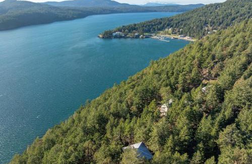 Eastsound House | Elegant Water View, Walk to Moran State Park